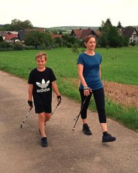 Nordic Walking Frau mit Kind